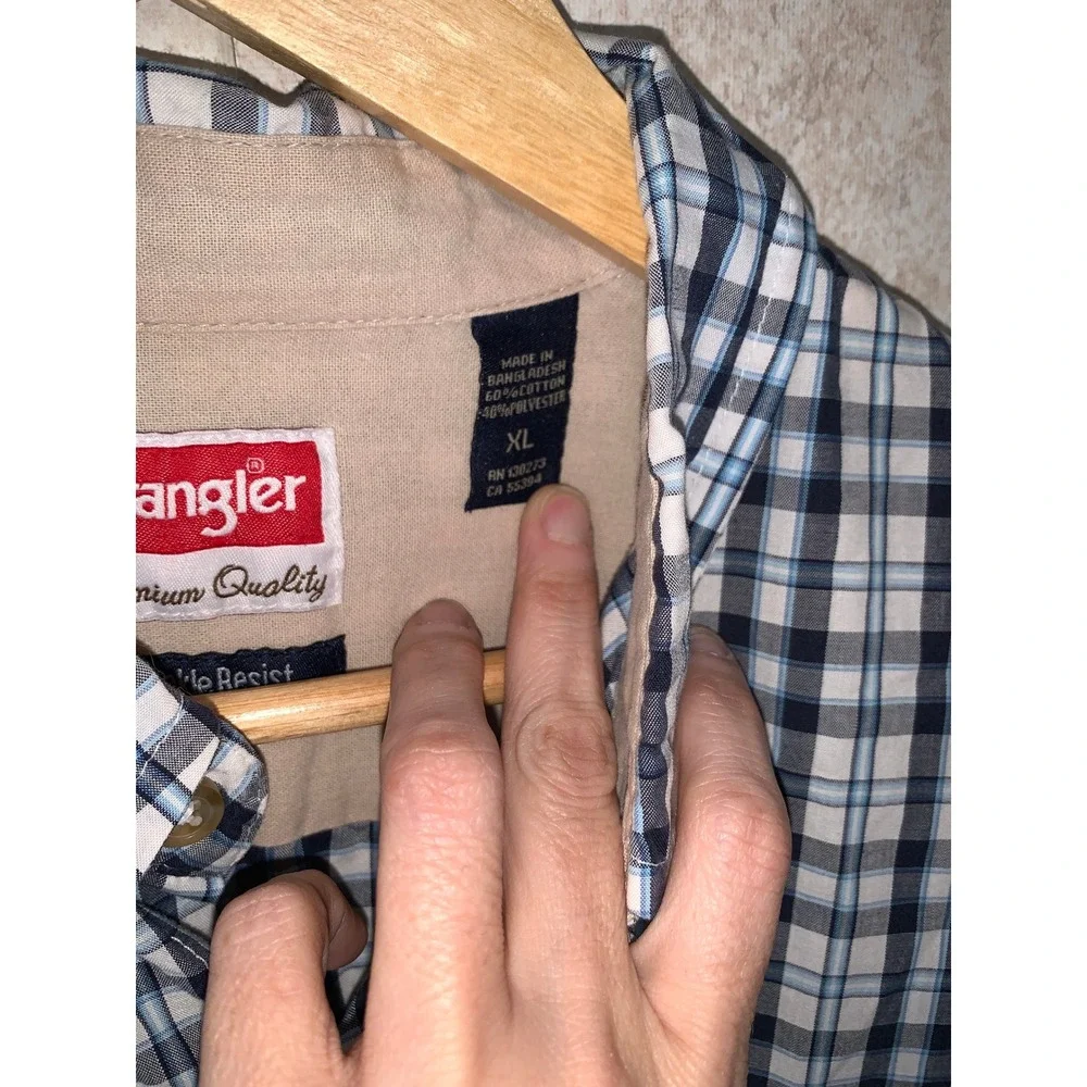 Wrangler Mens XL Short Sleeve Button Down Shirt Blue White Plaid Wrinkle Resist - Picture 3 of 11